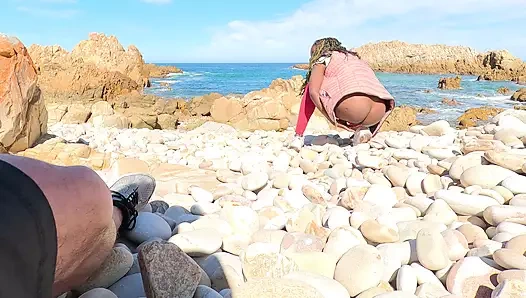 Yürüyüşümüzden sonra gizli bir plajda şeker babalarının yarağının tüm döllerini yalıyorum