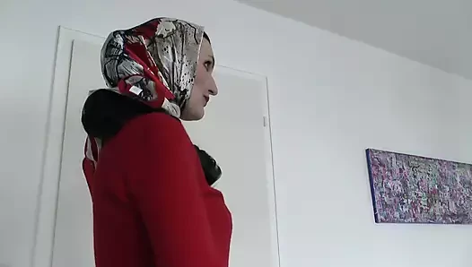 Lady Victoria Valente kırmızı kaşmir kaplumbağa yakalı kazak ile zarif saten başörtüsü gösterdi