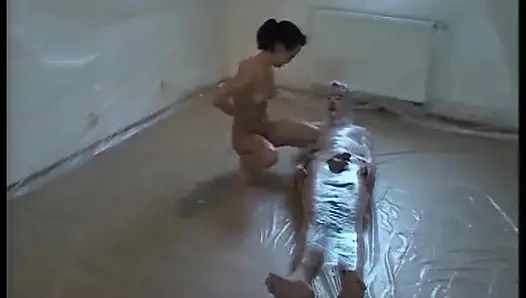 Büyük Götlü Sarışın Orta Yaşlı Seksi Kadın Içine Boşalana Kadar Yatak Odasında Sikişiyor