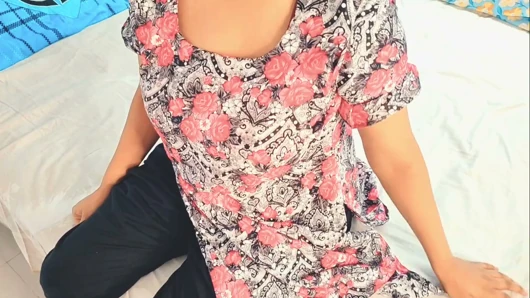 Yaşlı üvey erkek kardeş üvey kız kardeşini hizmetçiyle sikiyor.