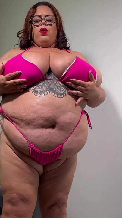 İri güzel kadın bikinili bebek Angel kendi şişman tıraşlı amını ve sıkı götünü sikiyor