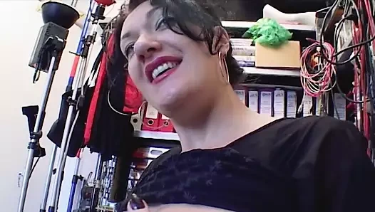 İşe gelir ve patronun karısı düzülmeyi bekliyor!