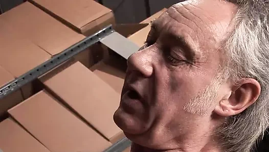 Küçük memeli sarışın adam onu derinden siktirdikten sonra zevkten çığlık atıyor