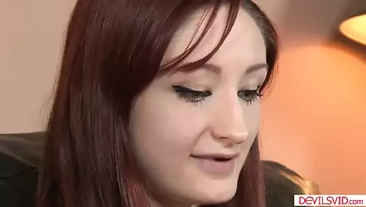 Bir siyah adam parmaklar ve sikikleri beyaz kız kıllı kedi