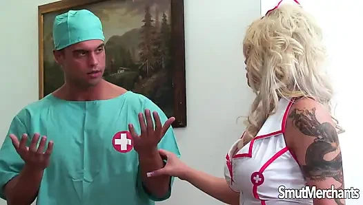 Büyük memeli hemşire Brooke Haven klinikte yoğun bir gün geçiriyor