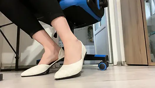 ŞIMDI AYAKKABıLARıMı VE AYAKLARıMı YALA