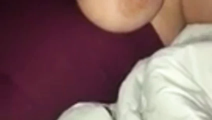 Büyük memeli sürtük boşalıyor