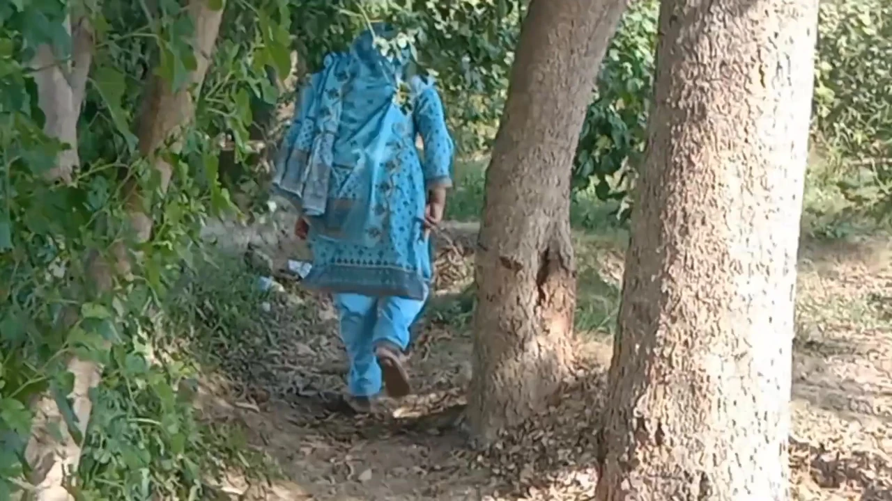 कामुक सौतेली बहन कपास लेने जा रही है फिर वह चुदाई का मजा लेती है