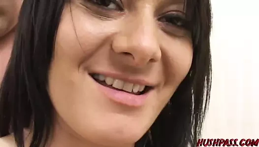 Azgın sürtük Sandra Romain'in çılgın bir götü var