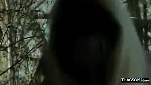 Sarışın hatun açık havada fışkırtarak orgazm olmak için esmeri parmaklıyor