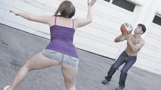 Büyük götlü kızıl saçlı büyük yarakla sikişiyor