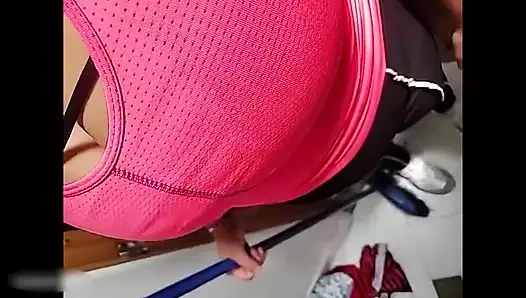 Hizmetçinin büyük göğüslerini çekiyor bölüm 2