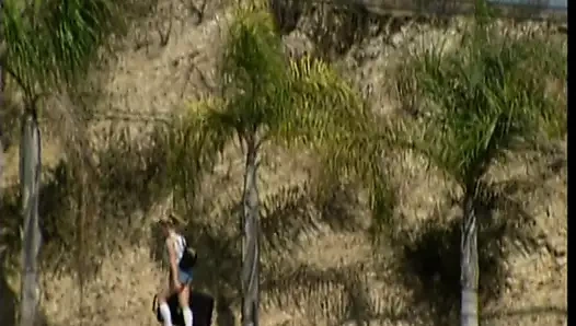 Güzel genç kaltak kaslı adam tarafından sikiliyor