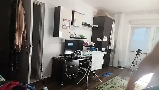 Seksi Esmer Evin Etrafında Çıplak Ev Işleri Yapıyor.