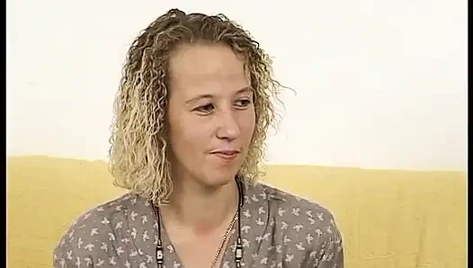 Küçük memeli spex sarışın dildo ile amcığını baştan çıkarıyor