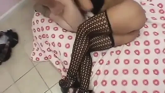 Güzel kız gırtlağına büyük bir yarak emiyor