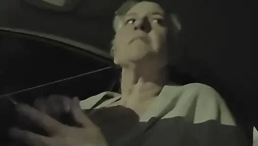 Arkadaşlarım edepsiz külotlu çorabımdan ayrılırken arabamda bana fışkırıyor bölüm 1/2