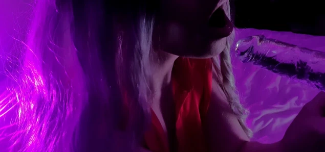 Şeffaf yapay penis emme kapatın. sıcak sarışın yeni oyuncağını ve deliklerini dener - mart foxie