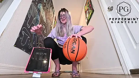 6'7 uzun boylu tanrıça tek elle basketbol meydan okuması bu büyük eller ne kadar domine edebilir?