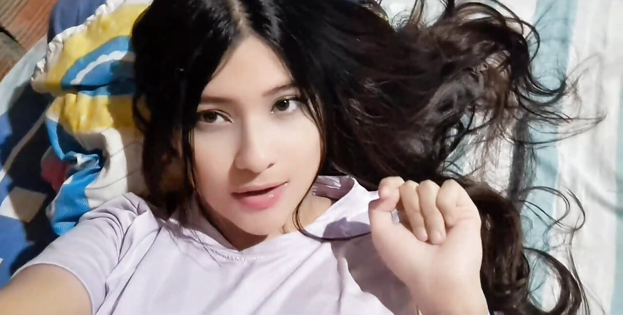Seksi Kolombiyalı kızın evde mastürbasyonu