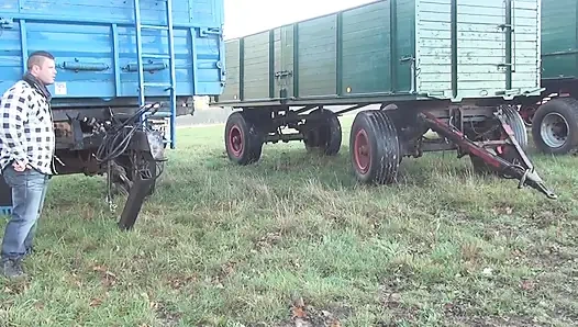 Olgun yabancının yarağına biniyor ve yalıyor