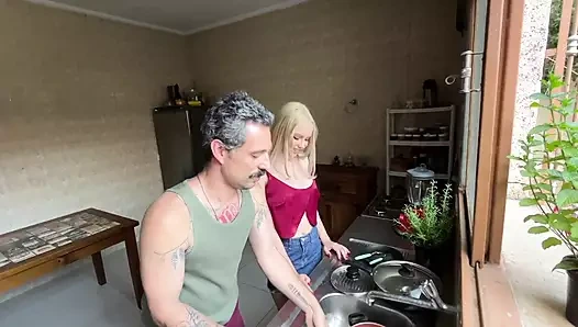 Yaramaz bir sarışın arkadaşları ve birkaç lezbiyen kız arkadaşına gösteriş yapıyor