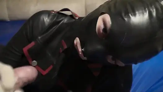 Lateks maskeli Lateks Danielle oyuncağına masaj yapıyor