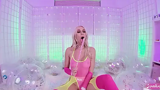 Ateşli barbie kız kay güzel mastürbasyon yapıyor ve yarak emiyor