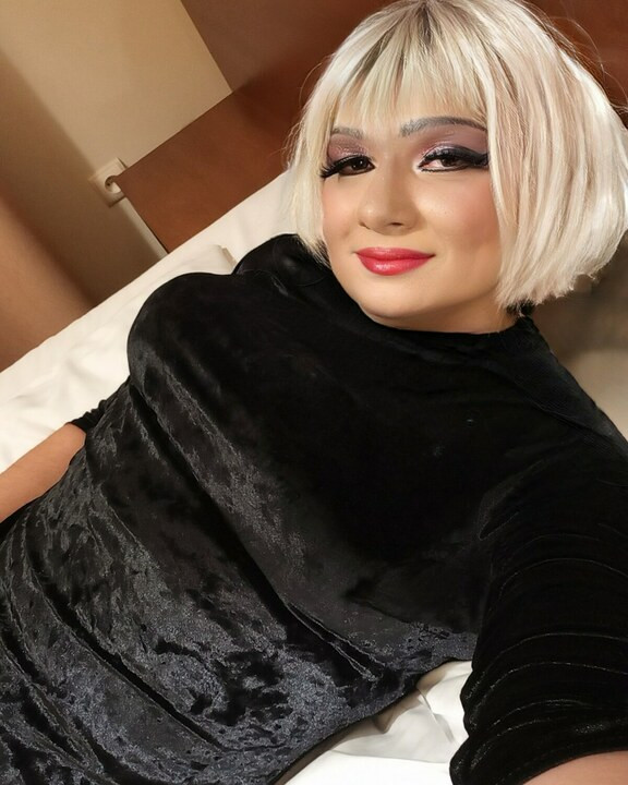Crossdresser kadife elbisenin altına mega uzun dildo sokuyor
