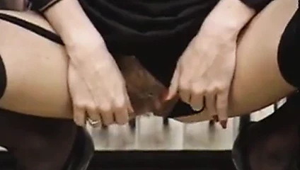 Harika bir popo ve kıllı sıkı bir kedi ile esmer çıplak şeritler