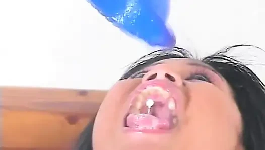 Pirsingli klitoris Asyalı sürtük tüm deliklerine yarak alıyor