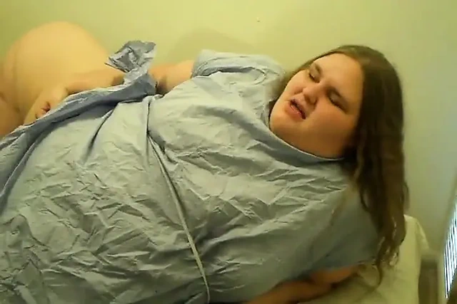 Hemşire Vicki Lances Angie'nin çıbanını çıkarıyor