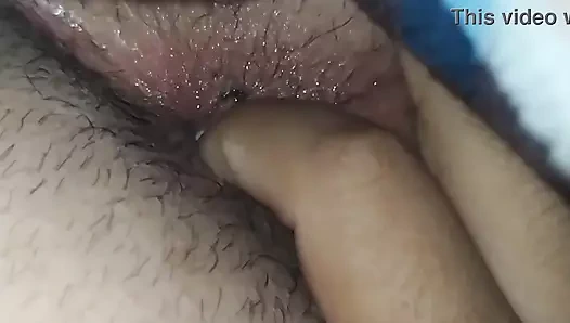 Karım kıçıma parmağını sokuyor ve buna bayılıyorum, çok iyi hissettiriyor