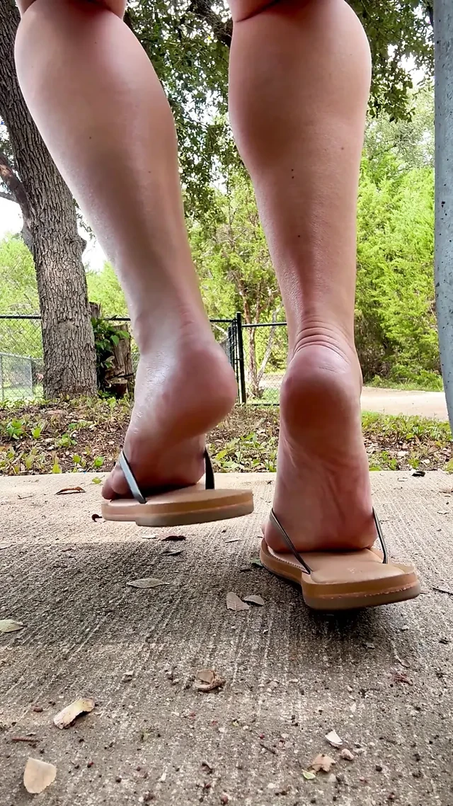 Lila ateşli evli kadının açık havada ayakla azdırması: bölüm 2 - tabanlarımı ve flip flop seslerini seviyor musun?