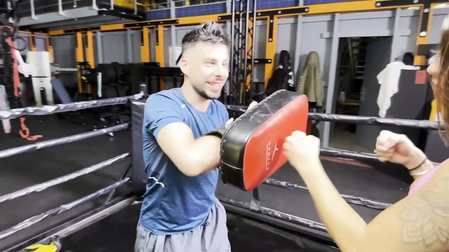 Antrenörüm ve Kız Arkadaşıyla Spor Salonunda Çok Sıcak Bir Üçlü Görüş