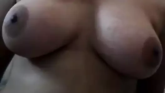 Seksi ve ateşli göğüslerime oy ver ve yorum kutusunda bana söyle