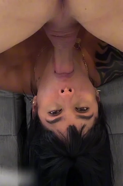 Возбужденная милфа с большой задницей и большими сиськами идет из бассейна в мою квартиру - Povlatingirl