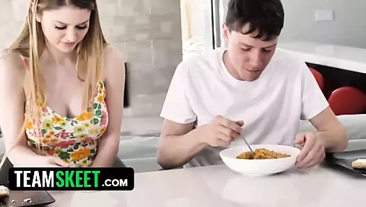 Teamskeet - sıkı sarışın üvey anne üvey kızını cinsel olarak üvey kardeşini tatmin ediyor