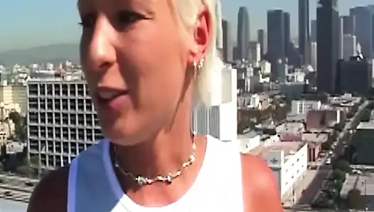 Sarışın orta yaşlı seksi kadın çatıda yarağa binerken fışkırtıyor