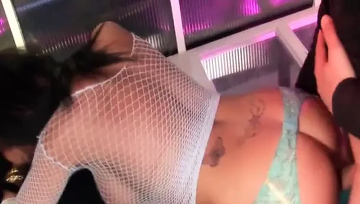 İç çamaşırlı güzel sahne-2_sexy, iç çamaşırlı şehvetli esmer yüze boşalmanın tadını çıkarıyor
