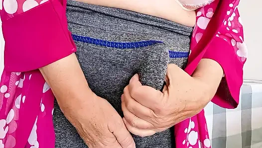 Bakış açısı şoku ve arzu: büyük memeli olgun üvey anne Futanari porno izliyor