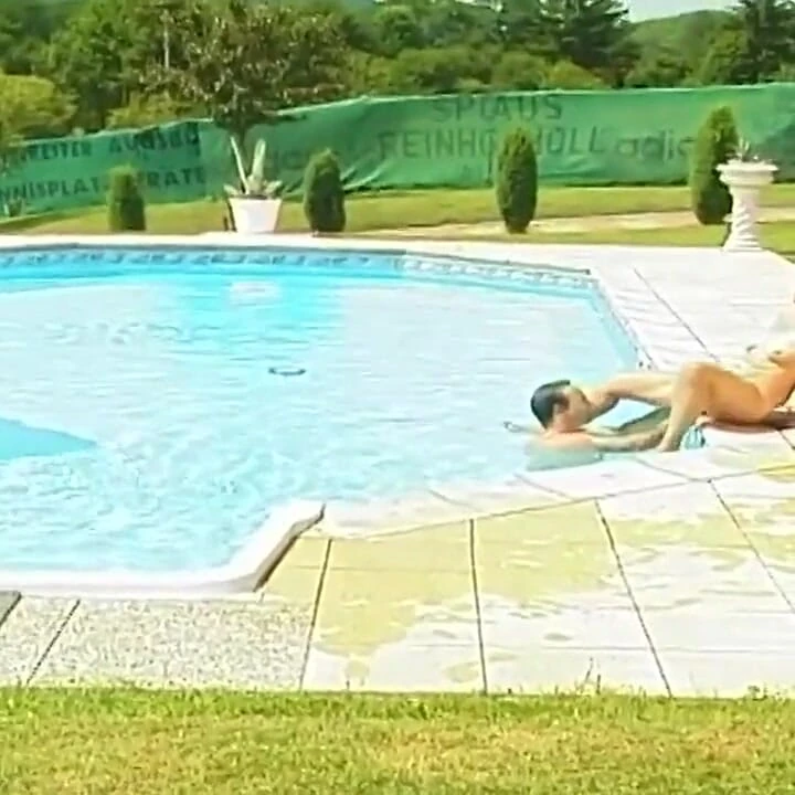 Seksi olgun yüzme havuzunda sikiliyor