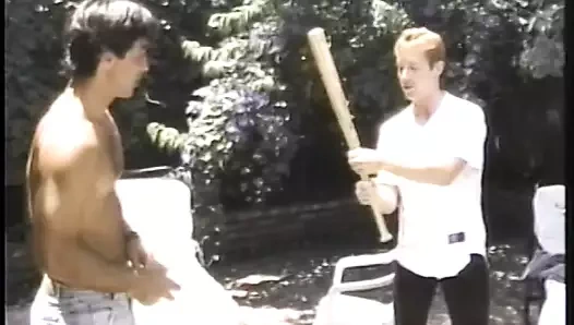 Azgın adam açık havada yarakını emdikten sonra iri adamla sikişiyor