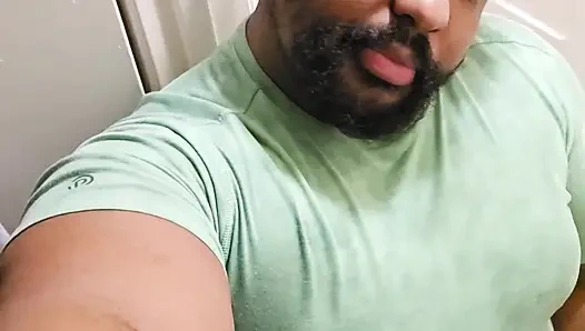 Baba hazırlanırken mastürbasyon yapıyor