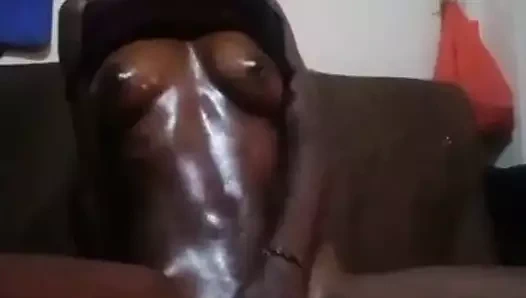 Afrikalı kız salatalık alıyor