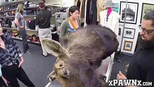 Cuties rehinci dükkanında bir horoz paylaşarak biraz para kazanmak