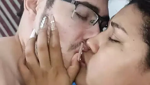 New York, Amerika Birleşik Devletleri'nden büyük sarkık memeli 18 yaşındaki esmer, üvey kardeşinin büyük aletini sikiyor