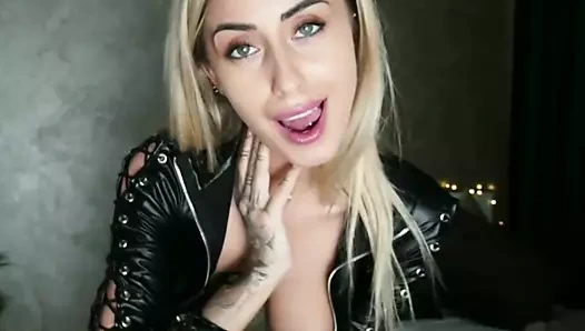 meme ucu piercing ve dövme ile lanet kız