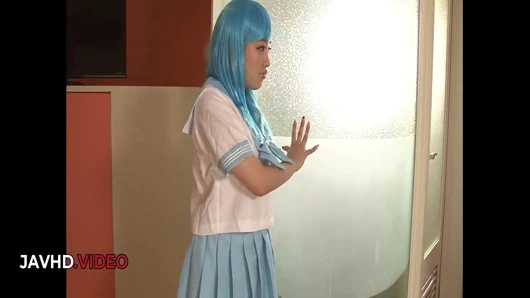 Sert Japon güzel tutkulu cosplay ibne oral seks için yüksek sesle inliyor