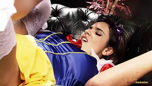 Snow White sakso çektikten sonra en sevdiği cüce tarafından amını siktiriyor